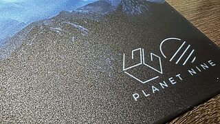 【LGG新製品】ガラスマウスパッド「Planet Nine」が2025年Q1発売予定！丨XLサイズ2種展開で厚み2mm丨デジタルアーティストがデザイン